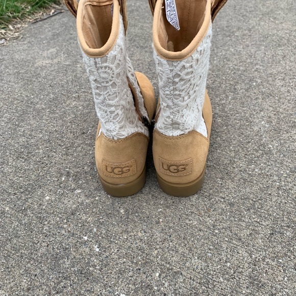 Girls UGGS - Picture 3 of 3